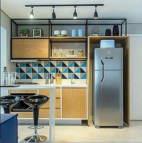 Cozinha industrial pequena com elementos em metal
