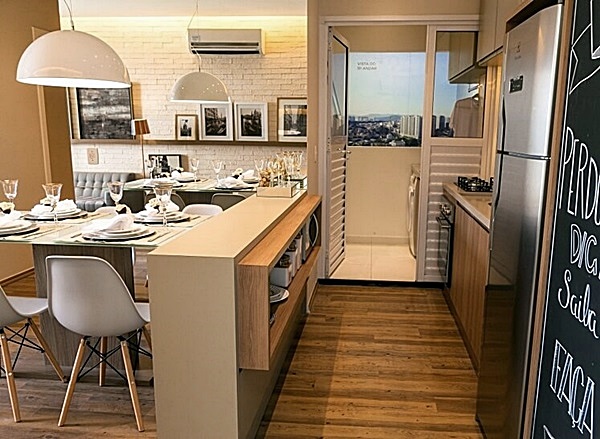 Móveis multiuso na sala e cozinha pequenas