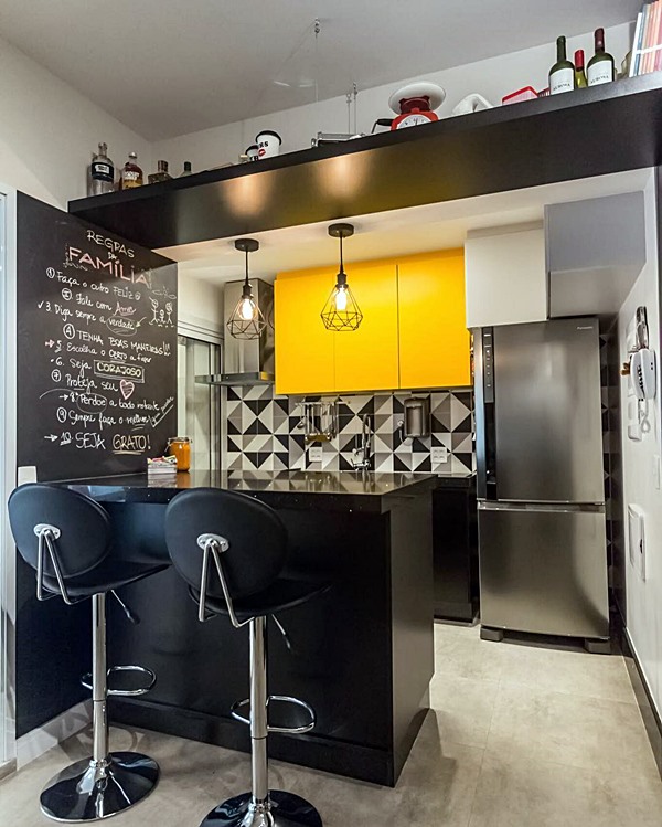 Cozinha industrial pequena com prateleiras abertas