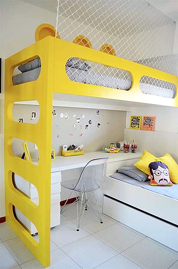 quarto com beliche e área de estudo