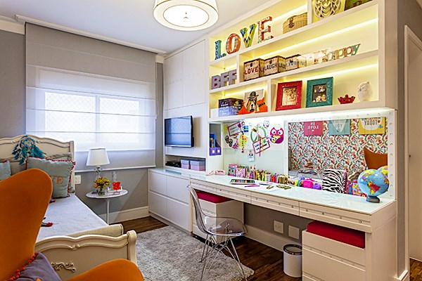 quarto de criança com grande área de estudo