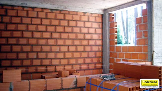 parede-alvenaria-vedacao-construcao-tijolo-ceramico-pedreiro-pedreirao