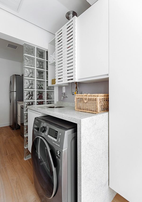 revistacasaejardimlavandeira-cozinha-ambientes-integrados-parede-de-tijolos-de-vidro-piso-de-madeira-maquina-de-lavar