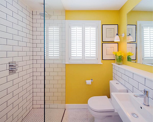 banheiro branco e amarelo