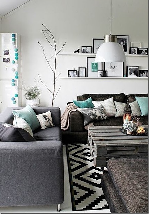 sala branco azul com sofá cinza escuro 
