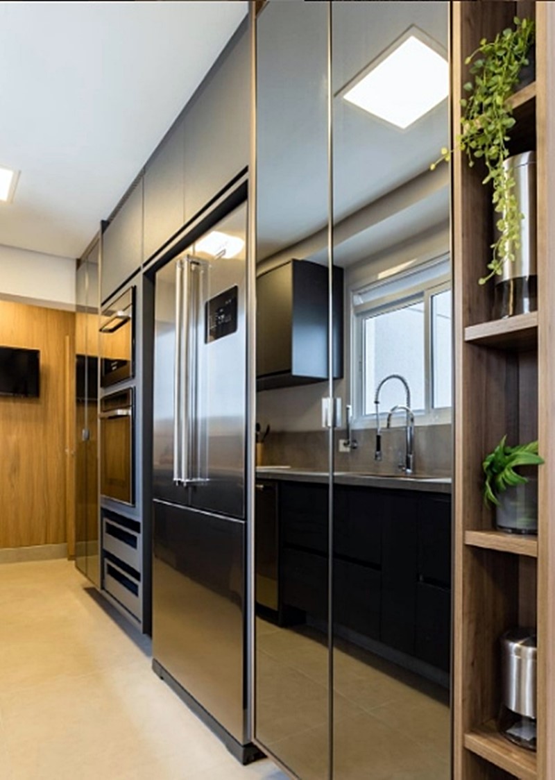cozinha em cinza com geladeira french door