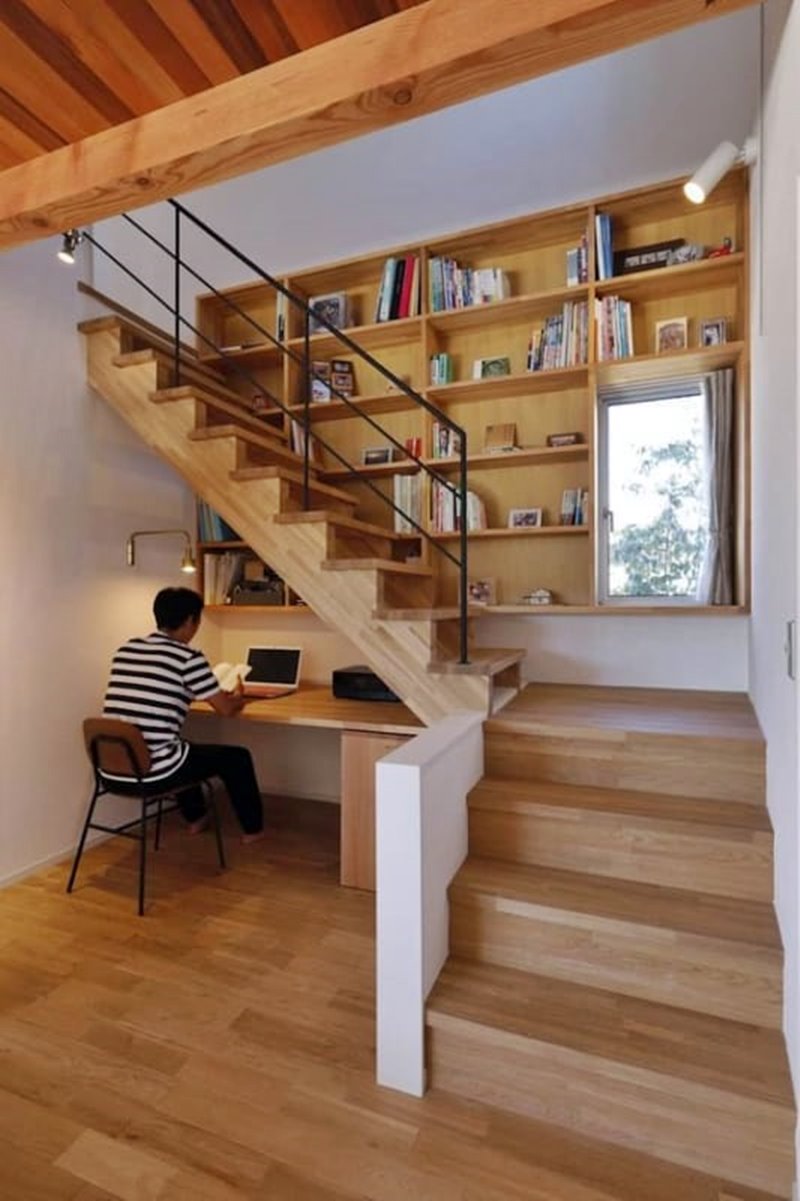 Escada em L em madeira com estante e home office