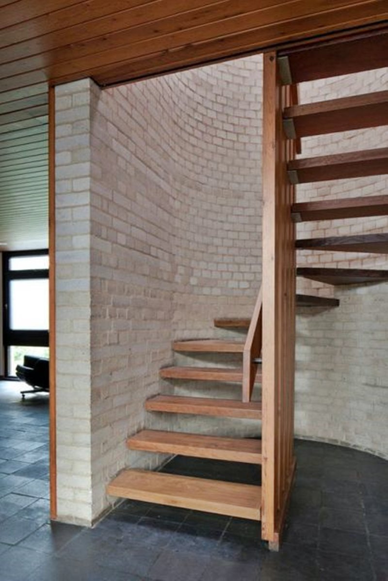 Escada caracol em madeira