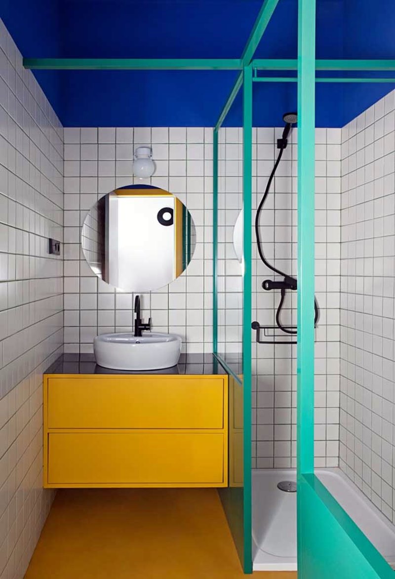 banheiro pequeno claro e colorido