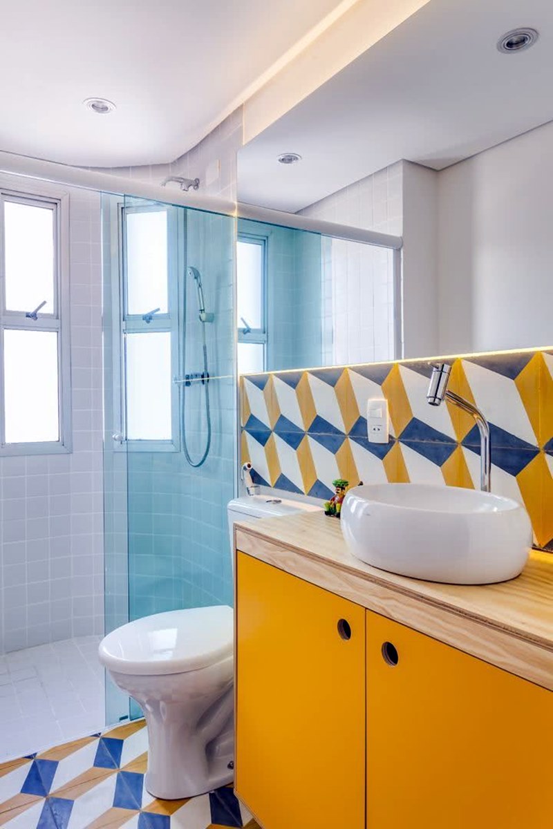 banheiro pequeno branco azul e amarelo