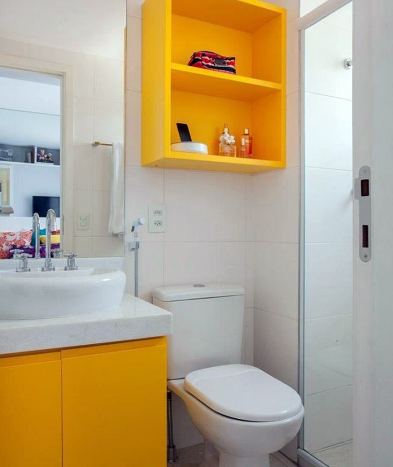 Banheiro pequeno branco e amarelo