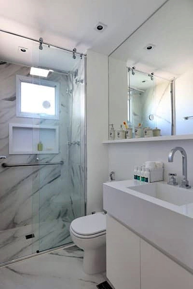 banheiro pequeno e claro com porcelanato efeito mármore