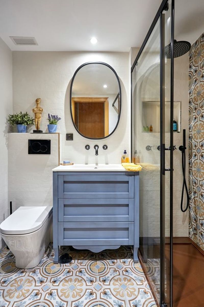 banheiro pequeno com móvel azul piso hidráulico