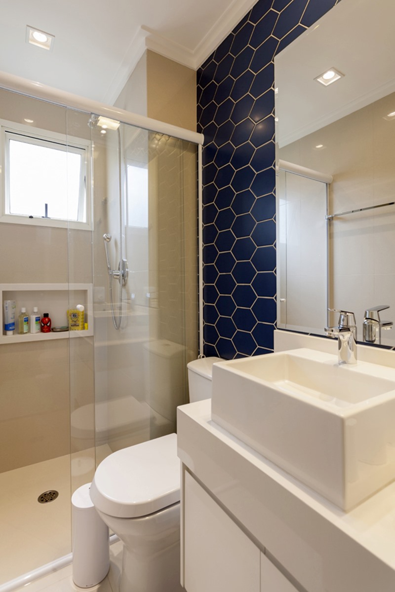 Banheiro pequeno claro com cerâmica hexagonal