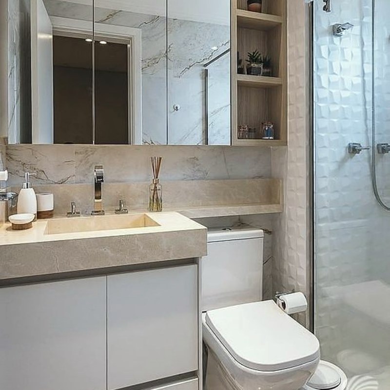 banheiro pequeno e claro em cores neutras