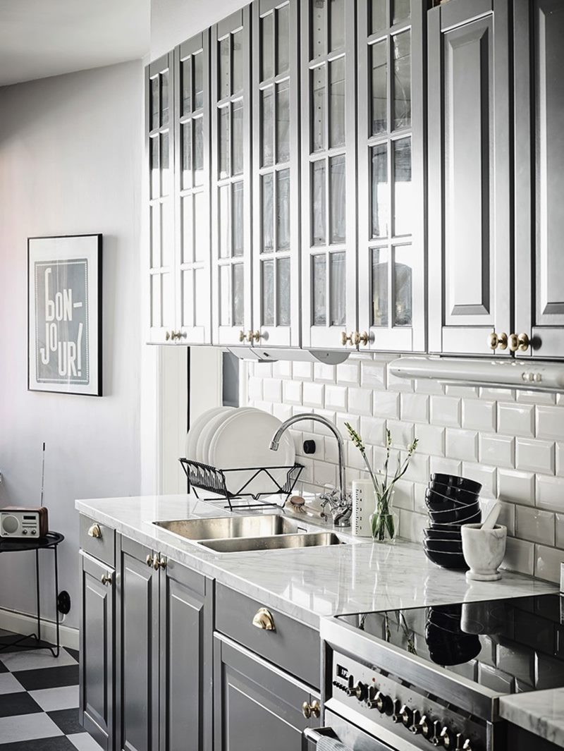 Backsplash em azulejo branco na cozinha