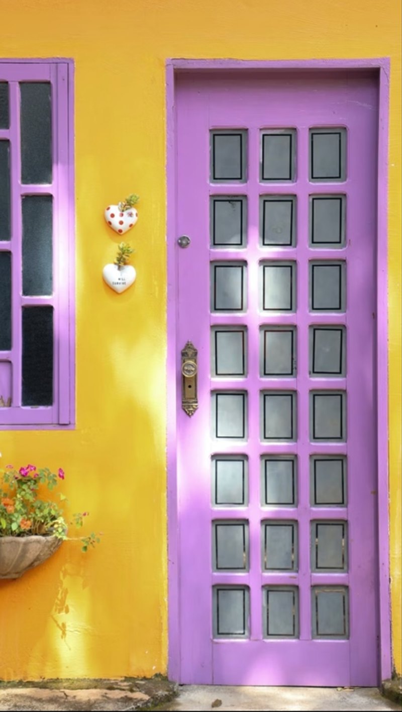 porta em casa colorida - lilás e amarelo