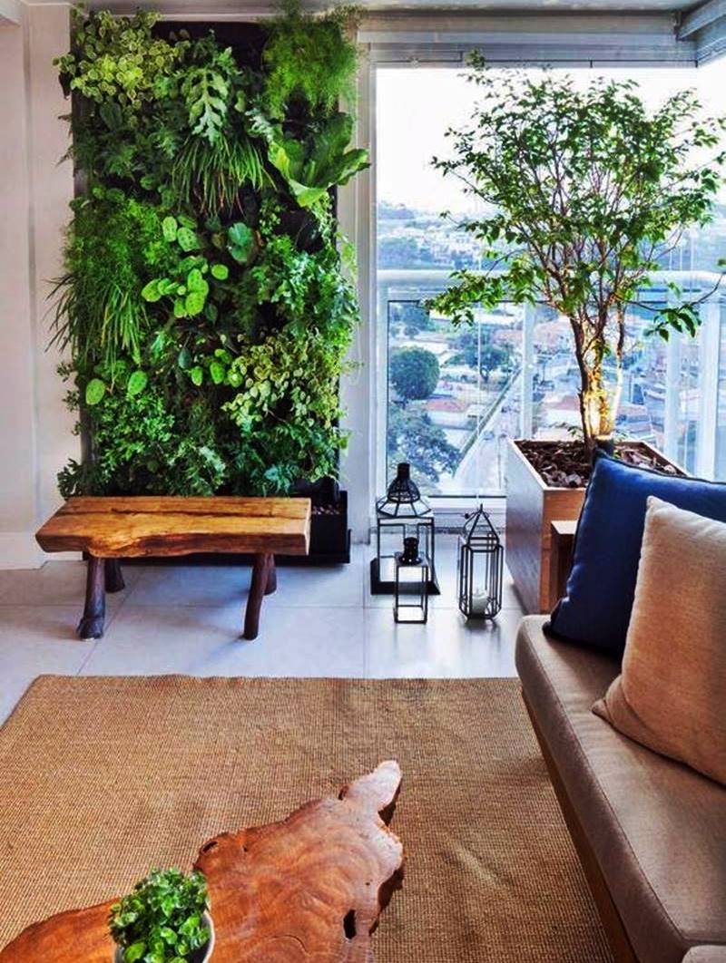 Sala com jardim vertical e madeira natural