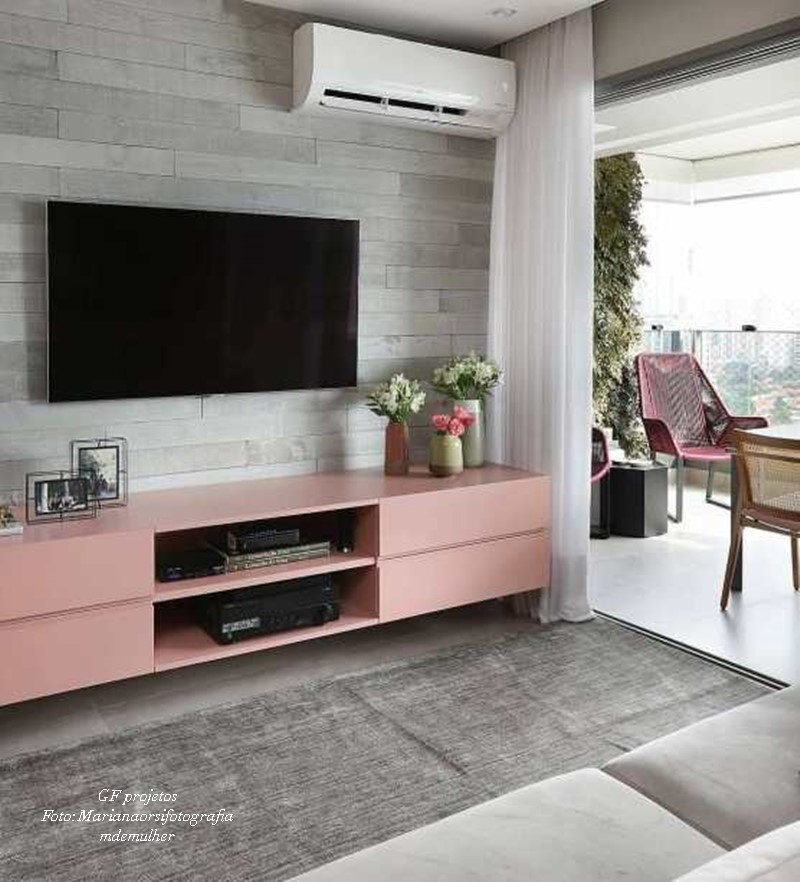 sala pequena decorada em tons de cinza com móvel rosa