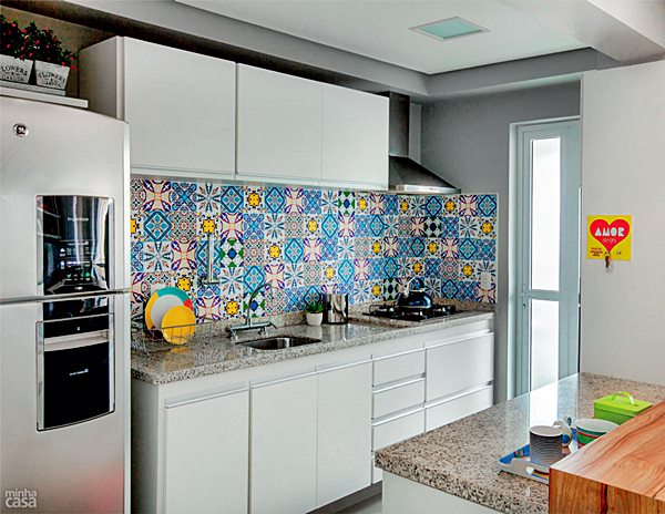 cozinha armários brancos azulejo patchwork
