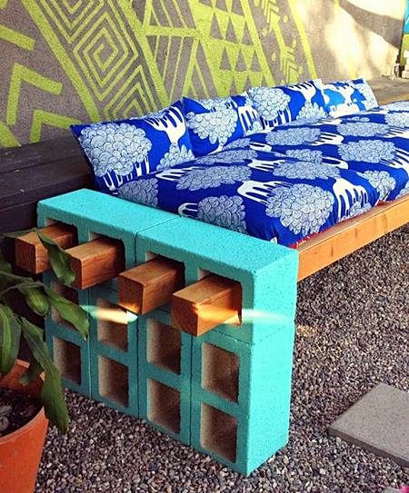 VM DesignbloggOutdoor-Bench-Made-from-Painting-Upcycled-Cinder-Blocks-and-Carcassing-Timber-786x1024