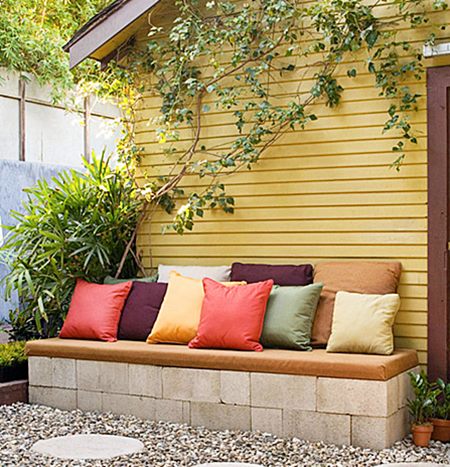 decoist Cinder-block-bench-with-pillows