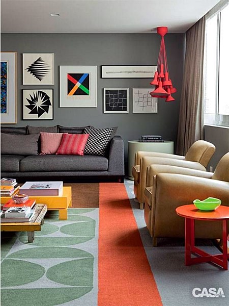 sala de estar parede cinza enfatizando cores