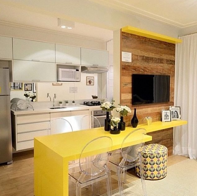 cozinha pequena branca e amarela integrada