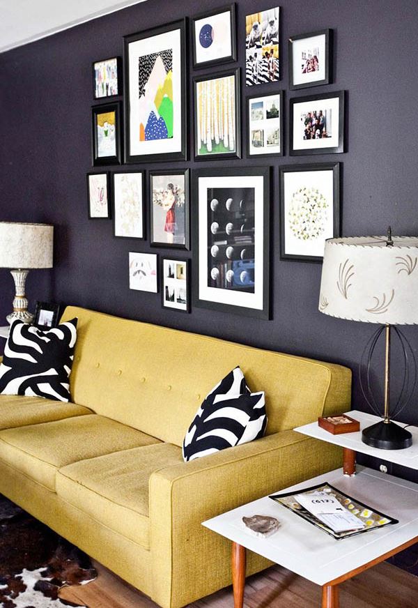 sala de estar com sofá amarelo e parede preta