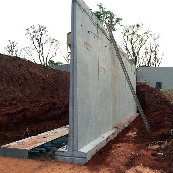 5.Muro de arrimo com pedra bruta para segurar o talude do terreno da  residência até a rua, sendo muro com certo…