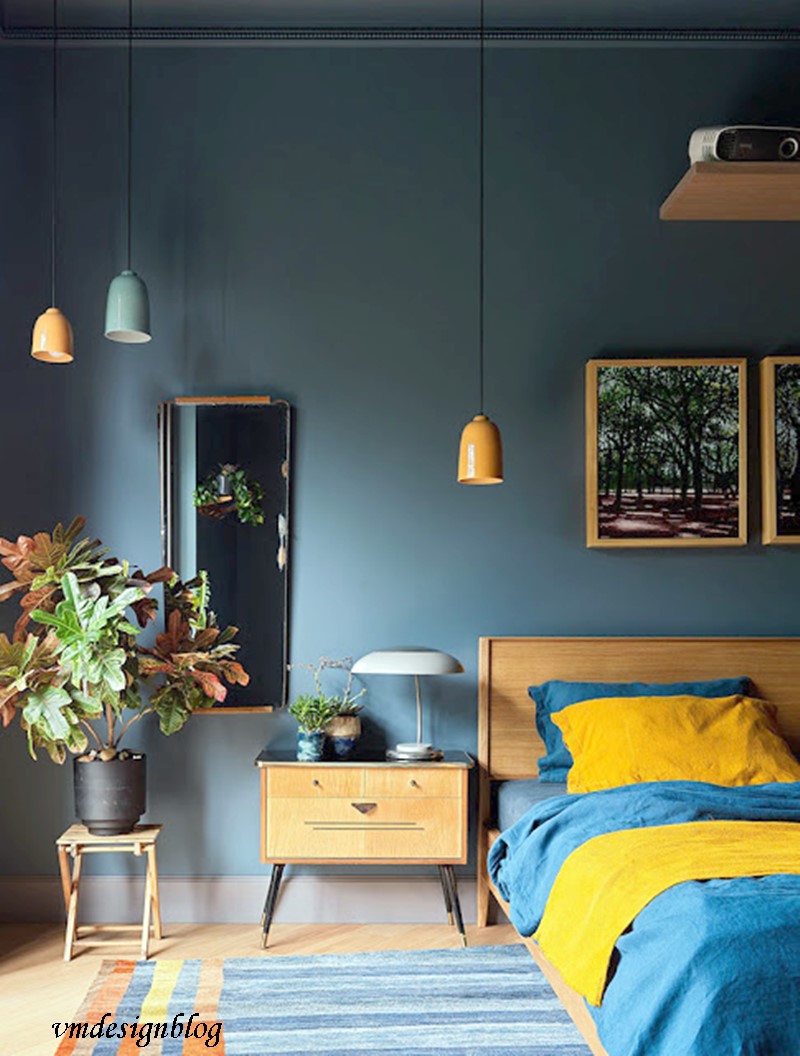 quarto com parede em azul acinzentado e detalhes em amarelo