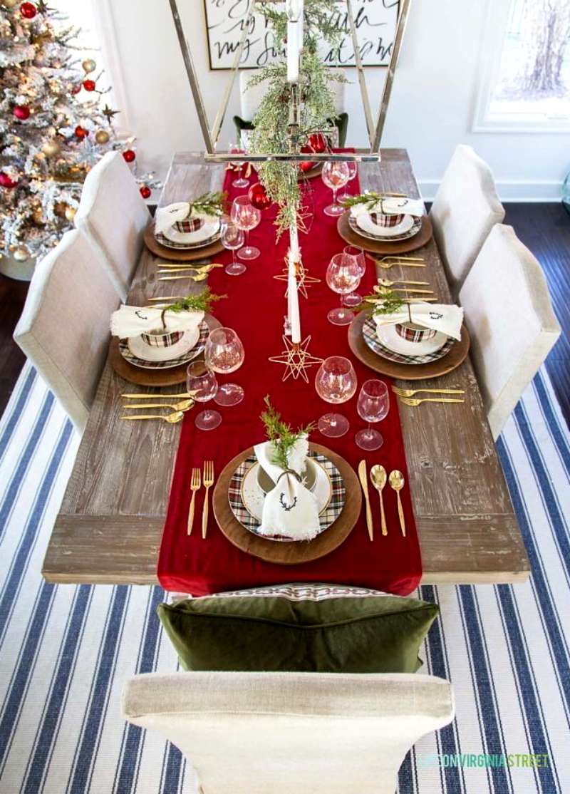 Mesa de Natal com caminho vermelho e detalhes em dourado
