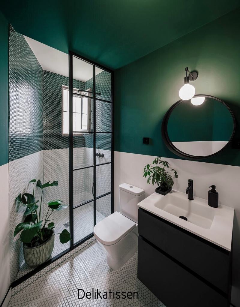 banheiro usando o verde - meia parede em verde escuro e esquadrias em preto