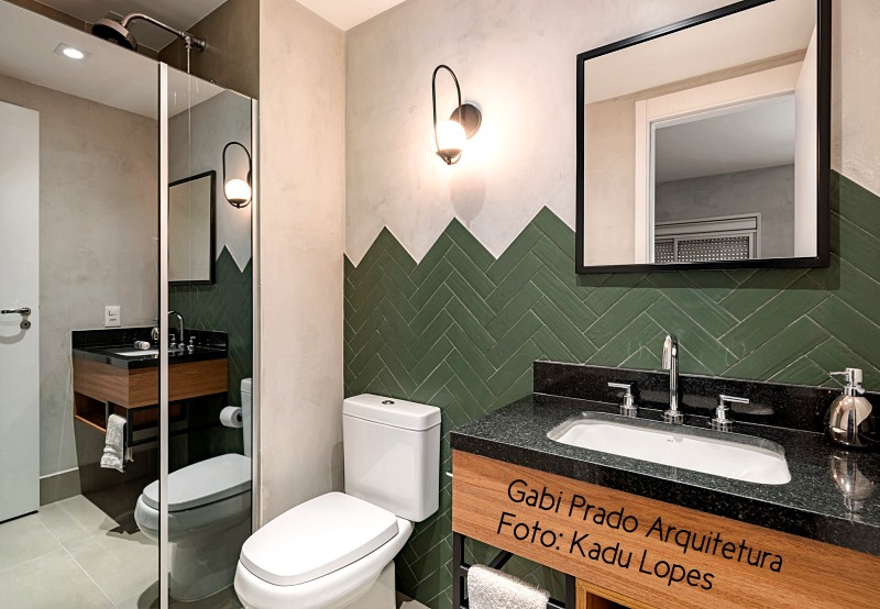 banheiro usando o verde - meia parede em verde escuro assentado em formato de espinha