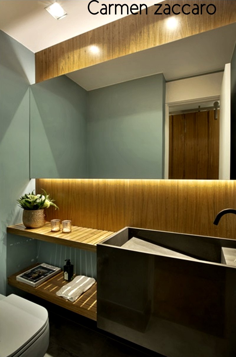 banheiro usando o verde - um toque oriental no banheiro - espelho retroiluminado e painel de madeira