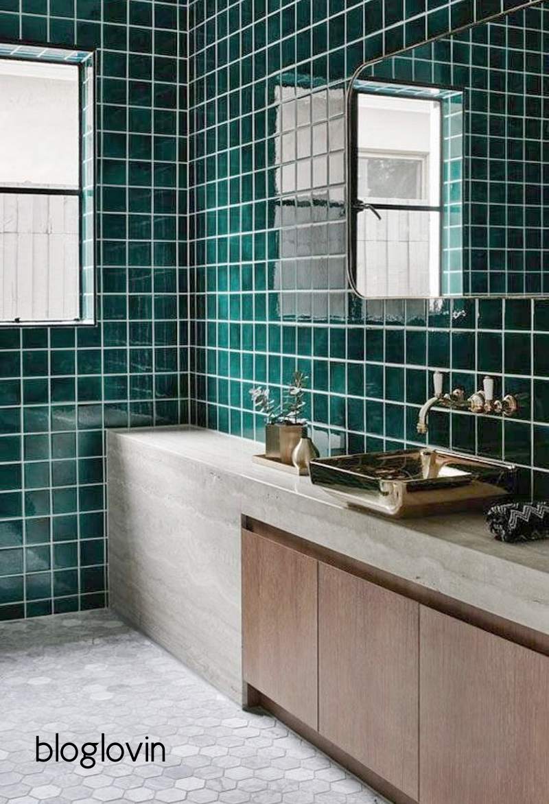 banheiro usando o verde - azulejo vitrificado e cimento queimado