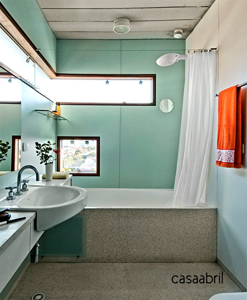 banheiro usando o verde - cinza e branco