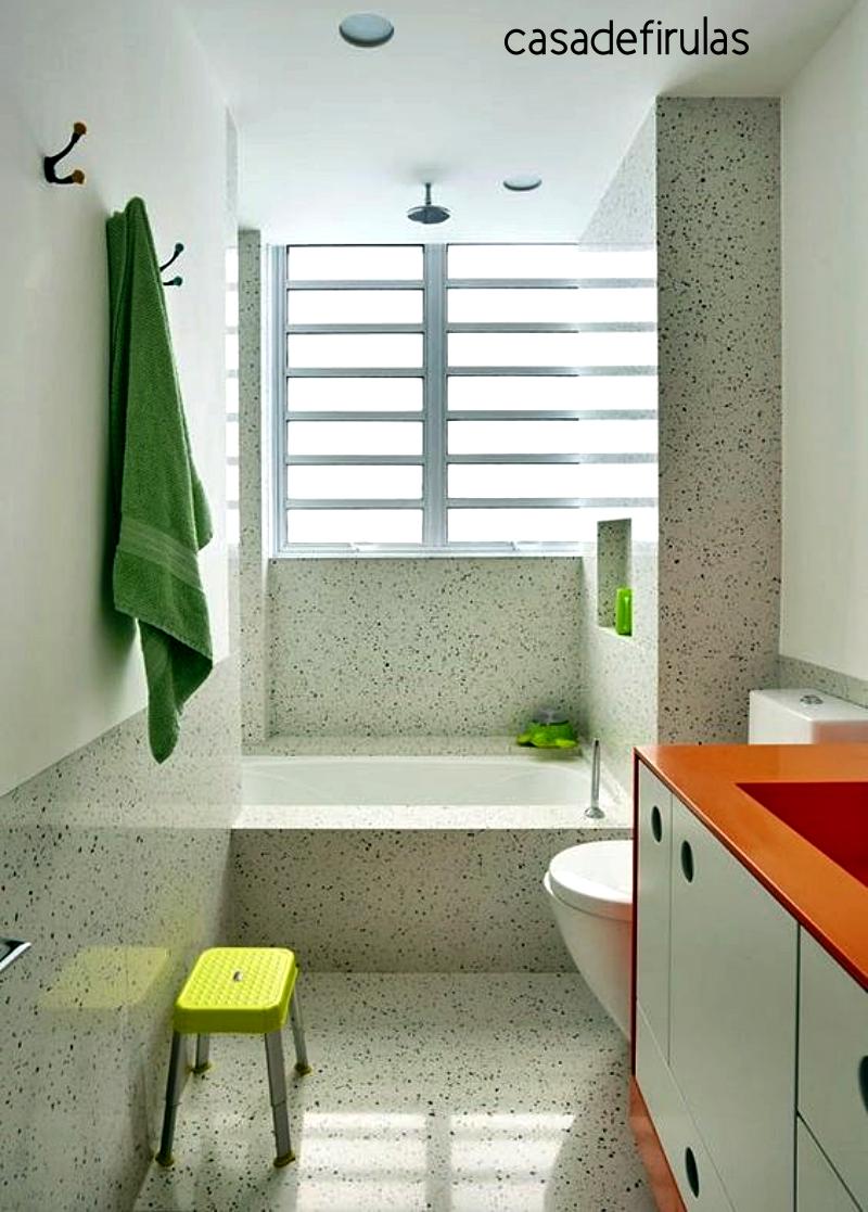 banheiro usando o verde - marmorite em tons de verde e bancada laranja