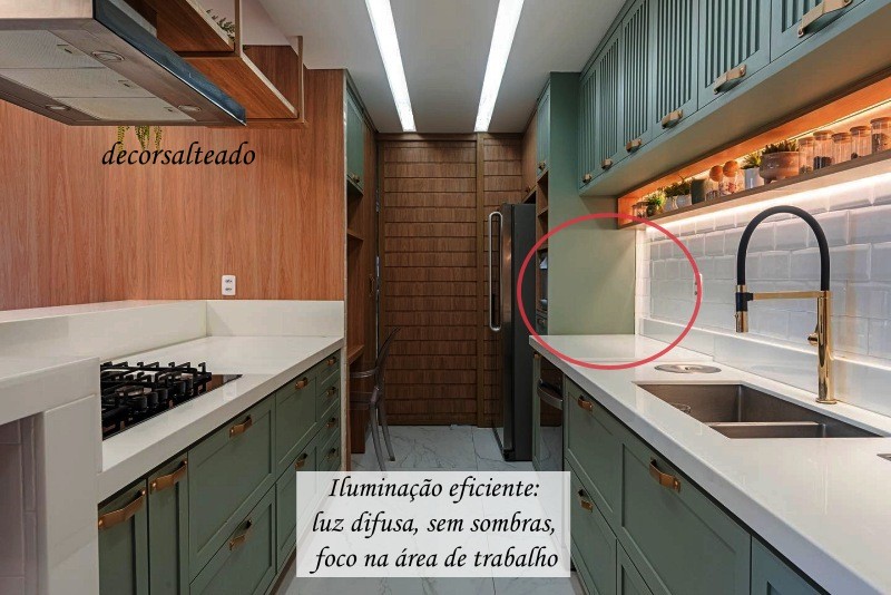 iluminação geral difusa e iluminação na bancada da cozinha