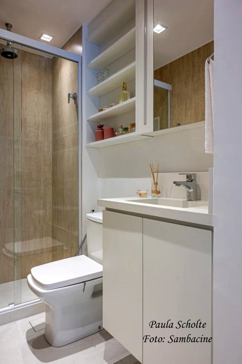 banheiro pequeno em branco e madeira