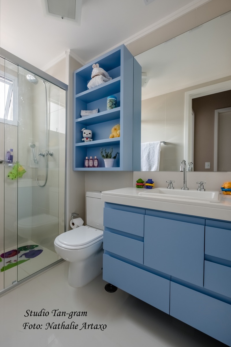 banheiro pequeno em branco e azul