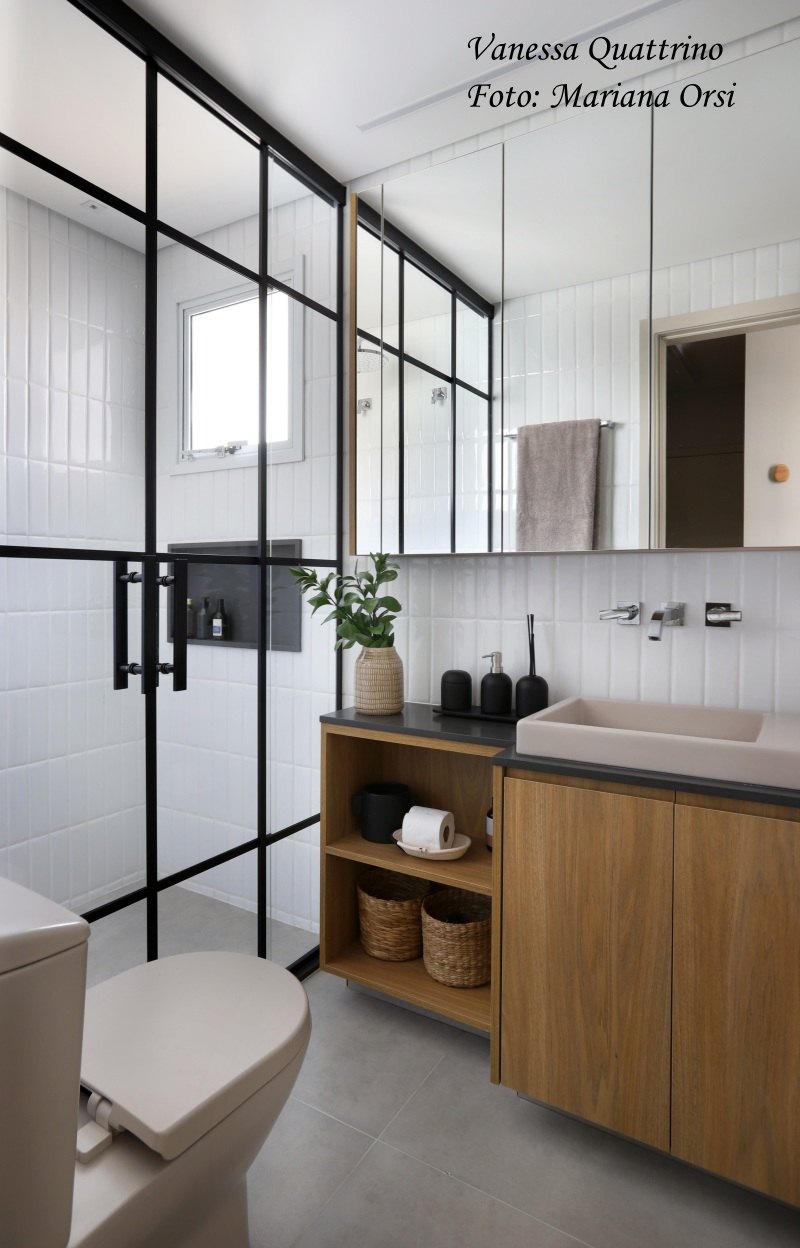 banheiro pequeno branco,  preto, madeira e cinza
