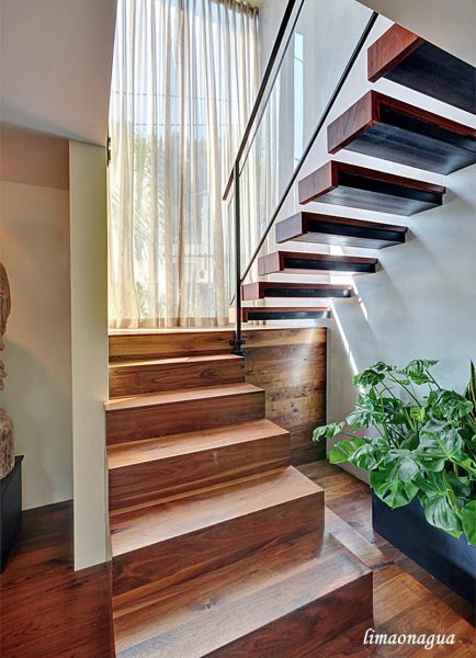 O que colocar embaixo da escada - 20 ideias - Simples Decoração